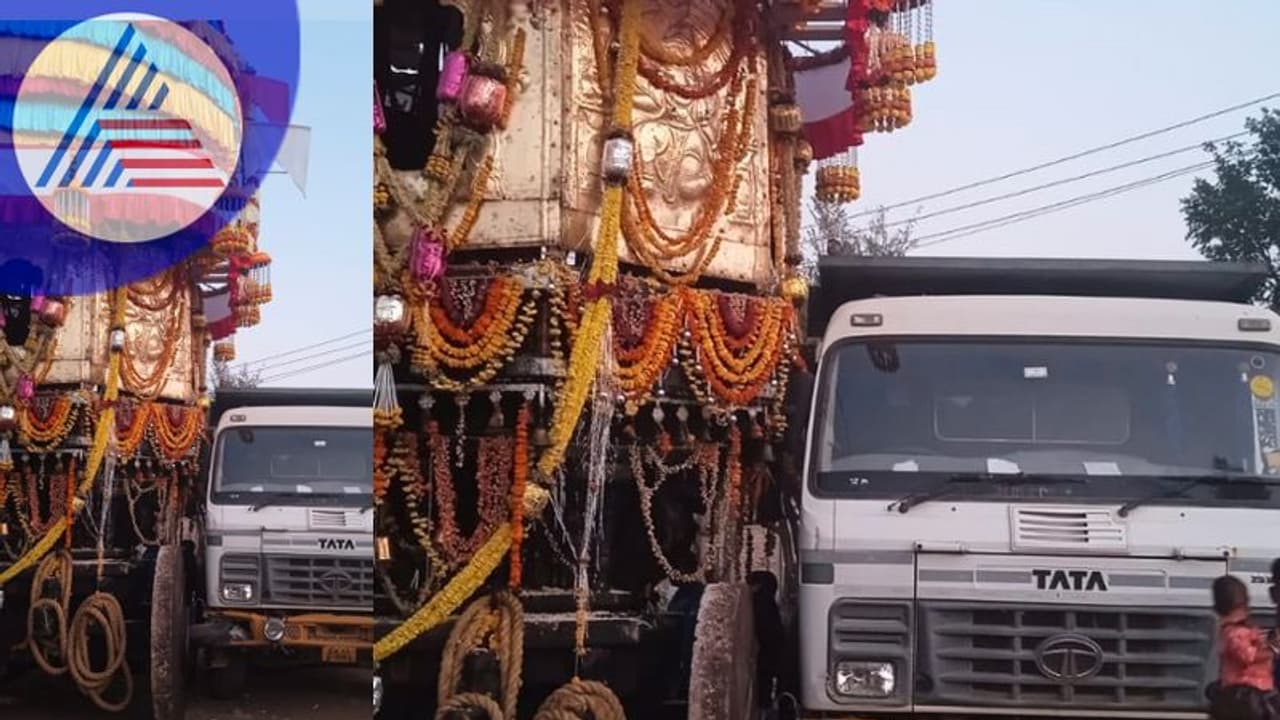 ದಾವಣಗೆರೆ: ಕುಂಬಳೂರಲ್ಲಿ ನಿಂತಿದ್ದ ರಥಕ್ಕೆ ಲಾರಿ ಢಿಕ್ಕಿ; ತಪ್ಪಿದ ಭಾರಿ ಅನಾಹುತ! ದಾವಣಗೆರೆ: ಕುಂಬಳೂರಲ್ಲಿ ನಿಂತಿದ್ದ ರಥಕ್ಕೆ ಲಾರಿ ಢಿಕ್ಕಿ; ತಪ್ಪಿದ ಭಾರಿ ಅನಾಹುತ!