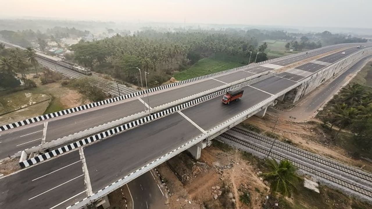 Congress, pro Kannada outfits stage protest on Bengaluru Mysuru Expressway against 'high toll rate'