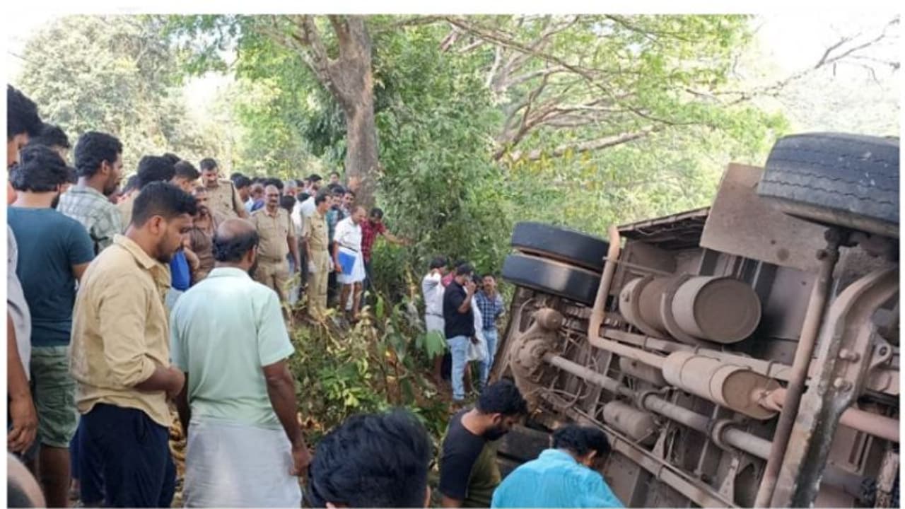 കോഴിക്കോട്ട് ബസും ബൈക്കും കൂട്ടിയിടിച്ചു, ബസ് നിയന്ത്രണം വിട്ട് മറിഞ്ഞു; പത്തിലേറെ പേർക്ക് പരിക്ക് കോഴിക്കോട്ട് ബസും ബൈക്കും കൂട്ടിയിടിച്ചു, ബസ് നിയന്ത്രണം വിട്ട് മറിഞ്ഞു; പത്തിലേറെ പേർക്ക് പരിക്ക്