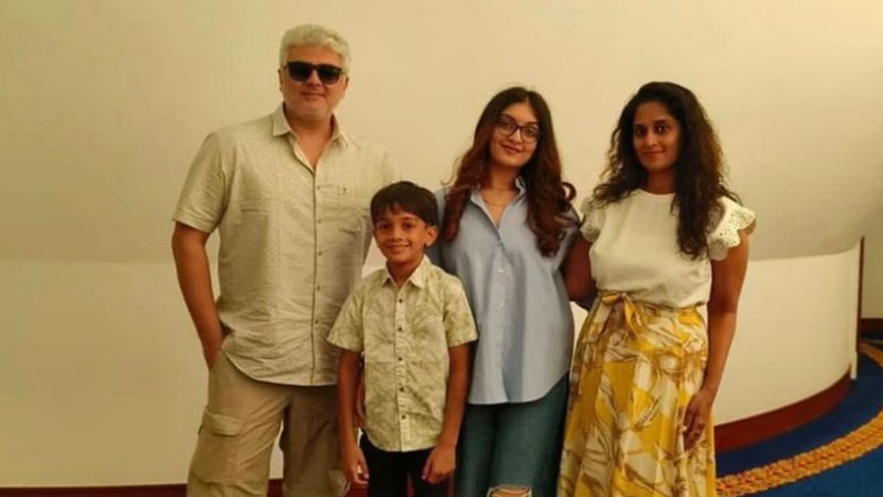 മക്കള്ക്കും ശാലിനിക്കുമൊപ്പം അജിത്ത്, താരത്തിന്റെ ഫോട്ടോ ഏറ്റെടുത്ത് ആരാധകര് മക്കള്ക്കും ശാലിനിക്കുമൊപ്പം അജിത്ത്, താരത്തിന്റെ ഫോട്ടോ ഏറ്റെടുത്ത് ആരാധകര്