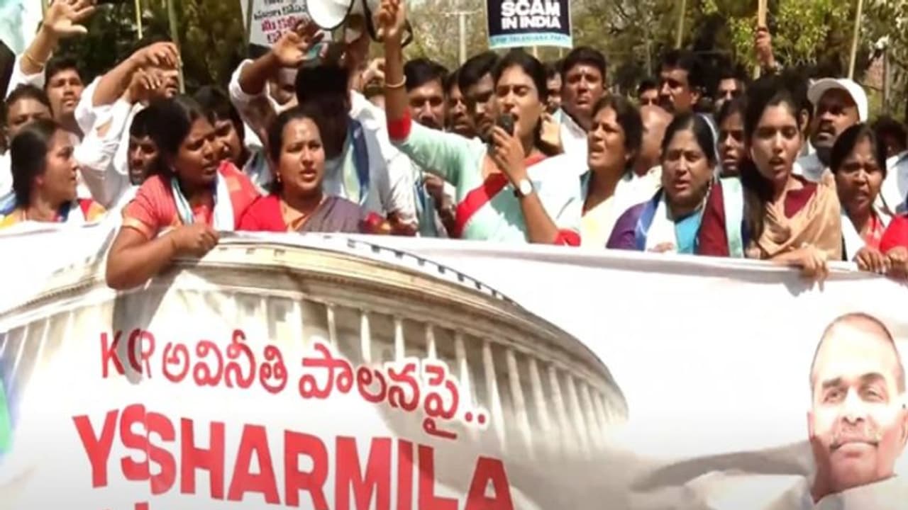 ఢిల్లీలోని జంతర్ మంతర్ వద్ద వైఎస్ షర్మిల నిరసన.. అరెస్ట్ చేసిన పోలీసులు.. ఢిల్లీలోని జంతర్ మంతర్ వద్ద వైఎస్ షర్మిల నిరసన.. అరెస్ట్ చేసిన పోలీసులు..