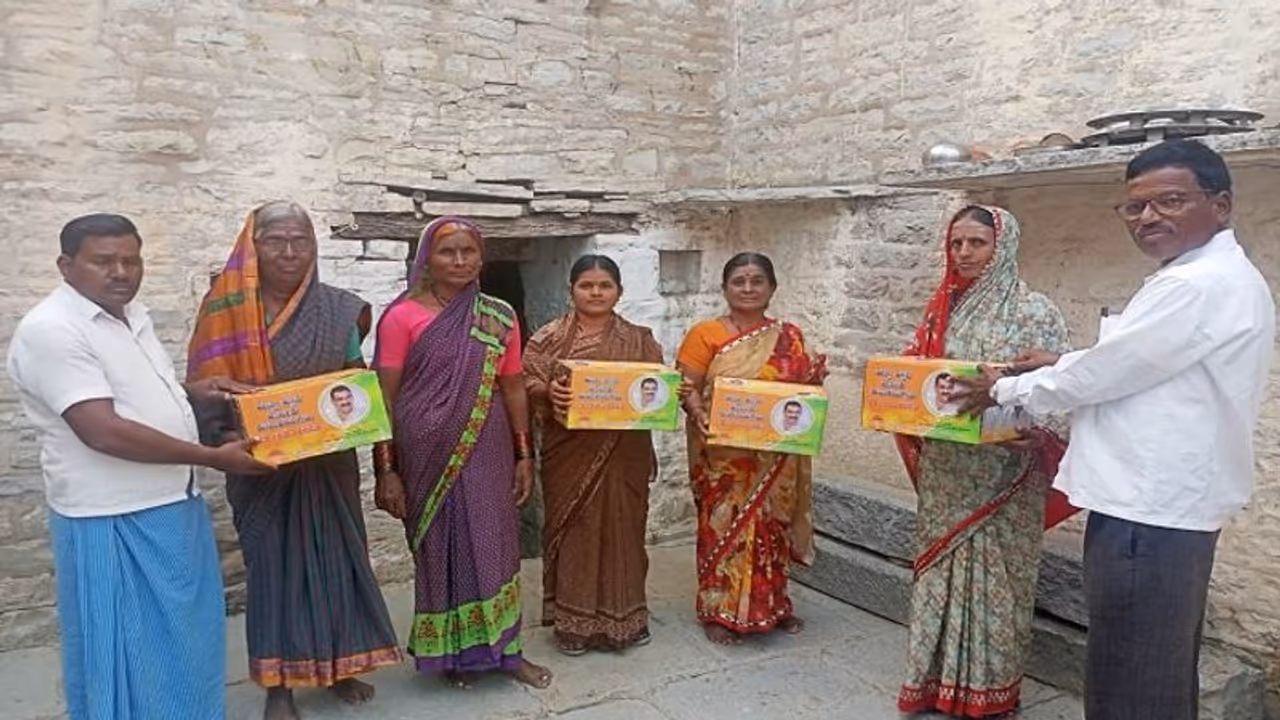 ಚಿತ್ತಾಪುರಕ್ಕೂ ಕಾಲಿಟ್ಟ ಗಿಫ್ಟ್ ರಾಜಕಾರಣ: ಕುಕ್ಕರ್ ಹಂಚಿದ ಬಿಜೆಪಿ ಎಂಎಲ್ಸಿ ವಲ್ಯಾಪುರೆ ಚಿತ್ತಾಪುರಕ್ಕೂ ಕಾಲಿಟ್ಟ ಗಿಫ್ಟ್ ರಾಜಕಾರಣ: ಕುಕ್ಕರ್ ಹಂಚಿದ ಬಿಜೆಪಿ ಎಂಎಲ್ಸಿ ವಲ್ಯಾಪುರೆ