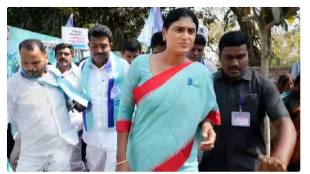 തെലങ്കാന സർക്കാരിനെതിരെ ജന്ദർ മന്ദറിൽ പ്രതിഷേധം; വൈ എസ് ശർമ്മിളയെ പൊലീസ് അറസ്റ്റ് ചെയ്തു തെലങ്കാന സർക്കാരിനെതിരെ ജന്ദർ മന്ദറിൽ പ്രതിഷേധം; വൈ എസ് ശർമ്മിളയെ പൊലീസ് അറസ്റ്റ് ചെയ്തു