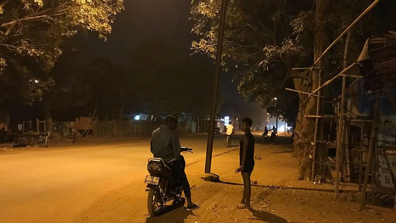 சாலையோரத்தில் கட்டாய பாலியல் தொழிலில் ஈடுபடுத்தப்படும் தமிழக இளைஞர்கள்; அதிர்ச்சி சம்பவம்