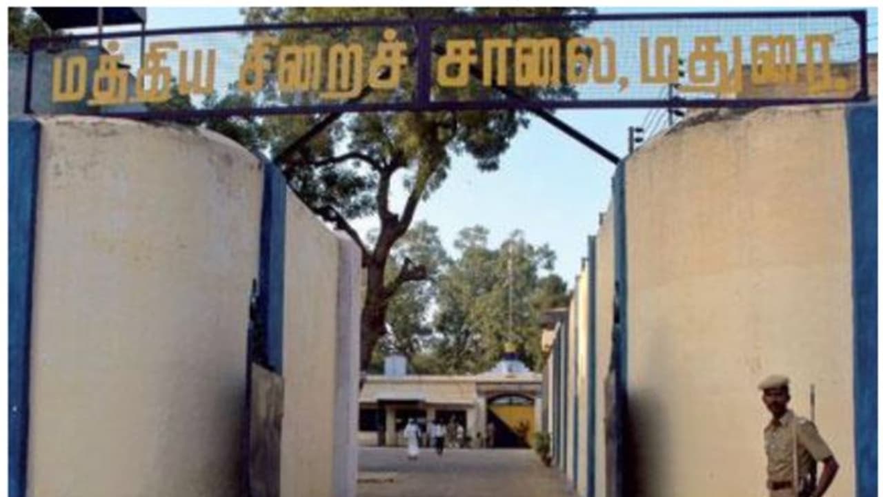 ജയിലിൽ പോകാൻ വ്യാജ ബോംബ് ഭീഷണി മുഴക്കി യുവാവ്; കാര്യമറിഞ്ഞ് അമ്പരന്ന് പോലീസ് ! ജയിലിൽ പോകാൻ വ്യാജ ബോംബ് ഭീഷണി മുഴക്കി യുവാവ്; കാര്യമറിഞ്ഞ് അമ്പരന്ന് പോലീസ് !