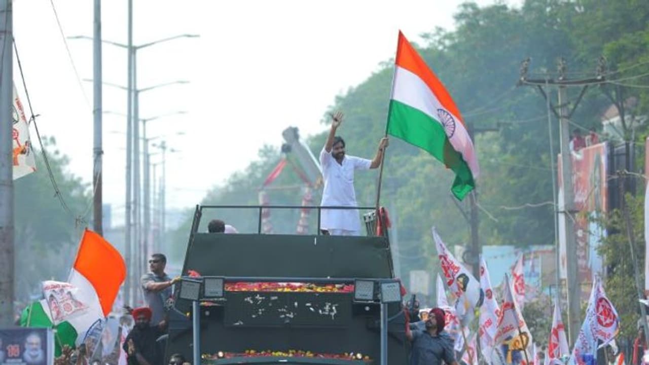 నేను బీజేపీతో వున్నానని.. ముస్లింలు వదిలేయొద్దు, మీకే నష్టం : పవన్ సంచలన వ్యాఖ్యలు నేను బీజేపీతో వున్నానని.. ముస్లింలు వదిలేయొద్దు, మీకే నష్టం : పవన్ సంచలన వ్యాఖ్యలు