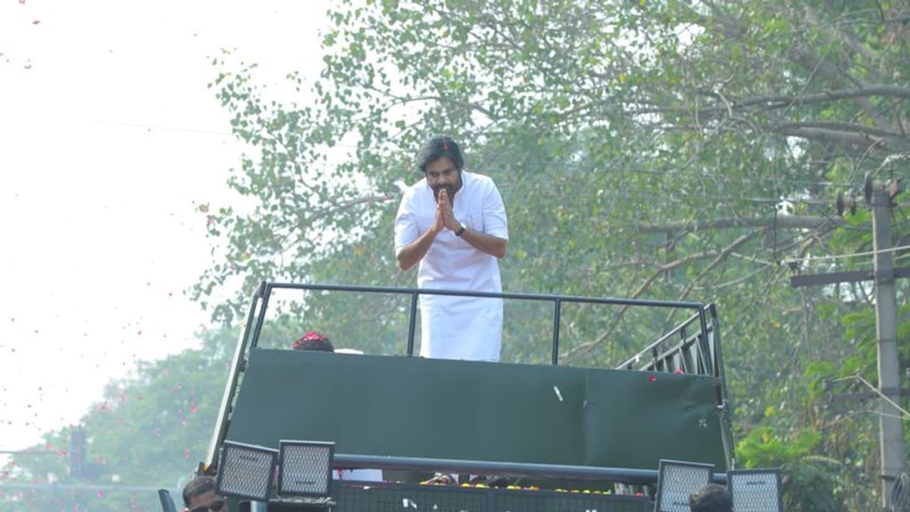 డబ్బుతో నన్ను కొనలేరు.. మళ్లీ ప్యాకేజ్ అంటే తెనాలి చెప్పుతో కొడతా : వైసీపీ నేతలకు పవన్ కౌంటర్ డబ్బుతో నన్ను కొనలేరు.. మళ్లీ ప్యాకేజ్ అంటే తెనాలి చెప్పుతో కొడతా : వైసీపీ నేతలకు పవన్ కౌంటర్