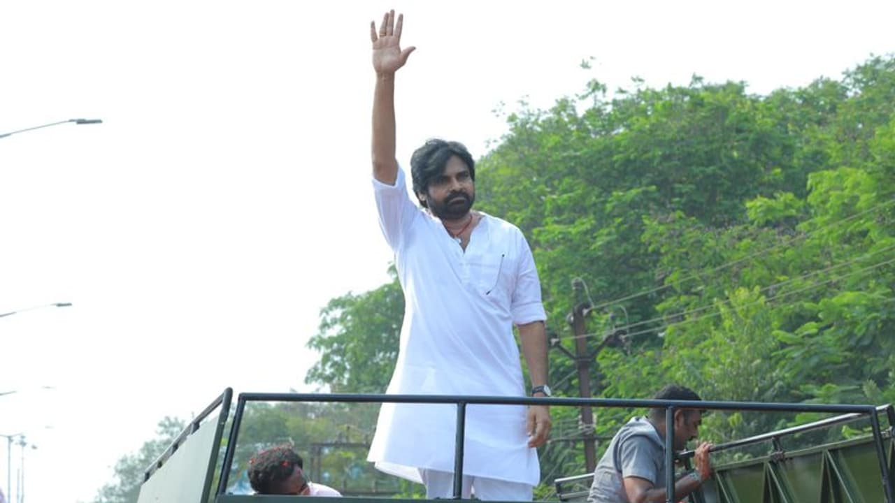 ఏపీ ప్రజల డేటా హైదరాబాద్లో .. ఆ సంస్థలో 700 మంది, జీతాలు ఎవరిస్తున్నారు : పవన్ సంచలన వ్యాఖ్యలు ఏపీ ప్రజల డేటా హైదరాబాద్లో .. ఆ సంస్థలో 700 మంది, జీతాలు ఎవరిస్తున్నారు : పవన్ సంచలన వ్యాఖ్యలు