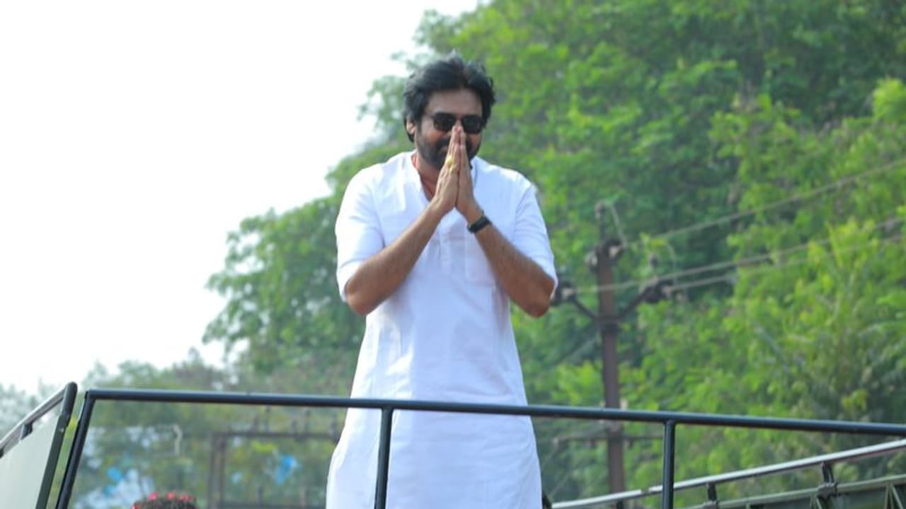 జనసేనలోకి ప్రముఖ లాయర్.. వచ్చే ఎన్నికల్లో గోదావరి జిల్లాల్లో వైసీపీ గెలవొద్దు : పవన్ కల్యాణ్ జనసేనలోకి ప్రముఖ లాయర్.. వచ్చే ఎన్నికల్లో గోదావరి జిల్లాల్లో వైసీపీ గెలవొద్దు : పవన్ కల్యాణ్