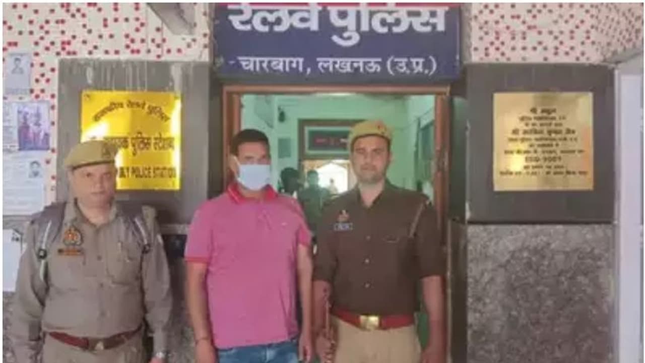 യാത്രക്കാരുടെ ദേഹത്ത് മൂത്രമൊഴിച്ച ടിടിഇക്ക് പണി കിട്ടി, അറസ്റ്റിന് പിന്നാലെ സസ്പന്ഷന് യാത്രക്കാരുടെ ദേഹത്ത് മൂത്രമൊഴിച്ച ടിടിഇക്ക് പണി കിട്ടി, അറസ്റ്റിന് പിന്നാലെ സസ്പന്ഷന്