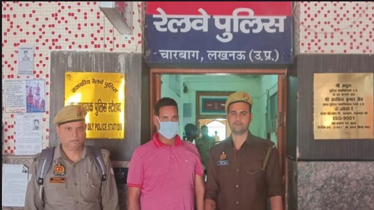 ವಿಮಾನದ ಬಳಿಕ ರೈಲಲ್ಲಿ ಅವಾಂತರ: ಮಹಿಳೆಯ ತಲೆ ಮೇಲೆ ಮೂತ್ರ ಮಾಡಿದ TTE ಬಂಧನ