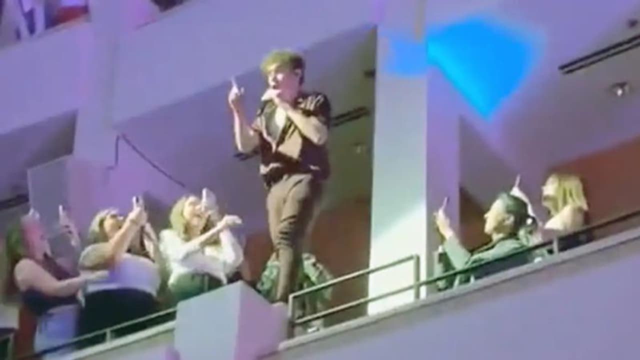 ആരാധകരെ തൃപ്തിപ്പെടുത്താൻ സെലിബ്രിറ്റി ഗായകൻ ചെയ്തത് നോക്കൂ; വൈറലായി വീഡിയോ