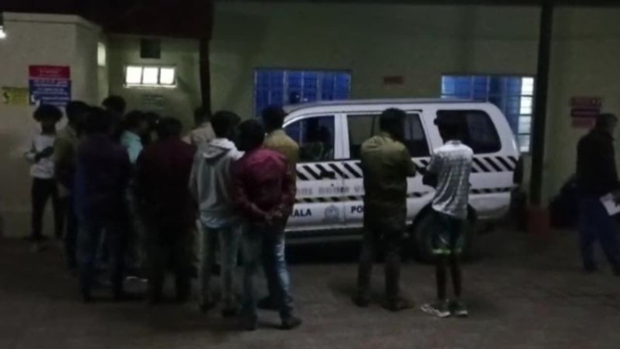 മൂന്നാറിൽ യുവാവിന് കുത്തേറ്റു; അത്യാസന്ന നിലയിൽ ആശുപത്രിയിൽ മൂന്നാറിൽ യുവാവിന് കുത്തേറ്റു; അത്യാസന്ന നിലയിൽ ആശുപത്രിയിൽ