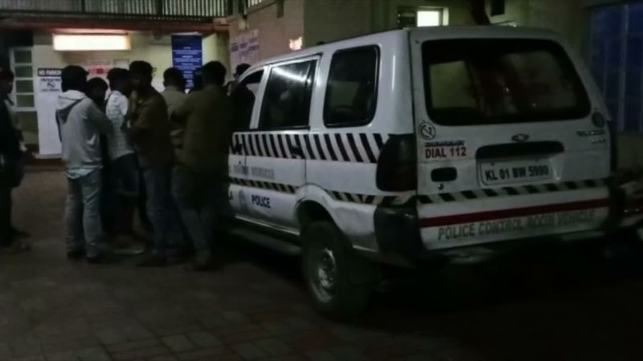 അച്ഛനെ തല്ലിയത് ചോദിക്കാൻ ചെന്ന മകനെ മാരകമായി കുത്തി; ഇടുക്കിയിൽ യുവാവ് അത്യാസന്ന നിലയിൽ അച്ഛനെ തല്ലിയത് ചോദിക്കാൻ ചെന്ന മകനെ മാരകമായി കുത്തി; ഇടുക്കിയിൽ യുവാവ് അത്യാസന്ന നിലയിൽ