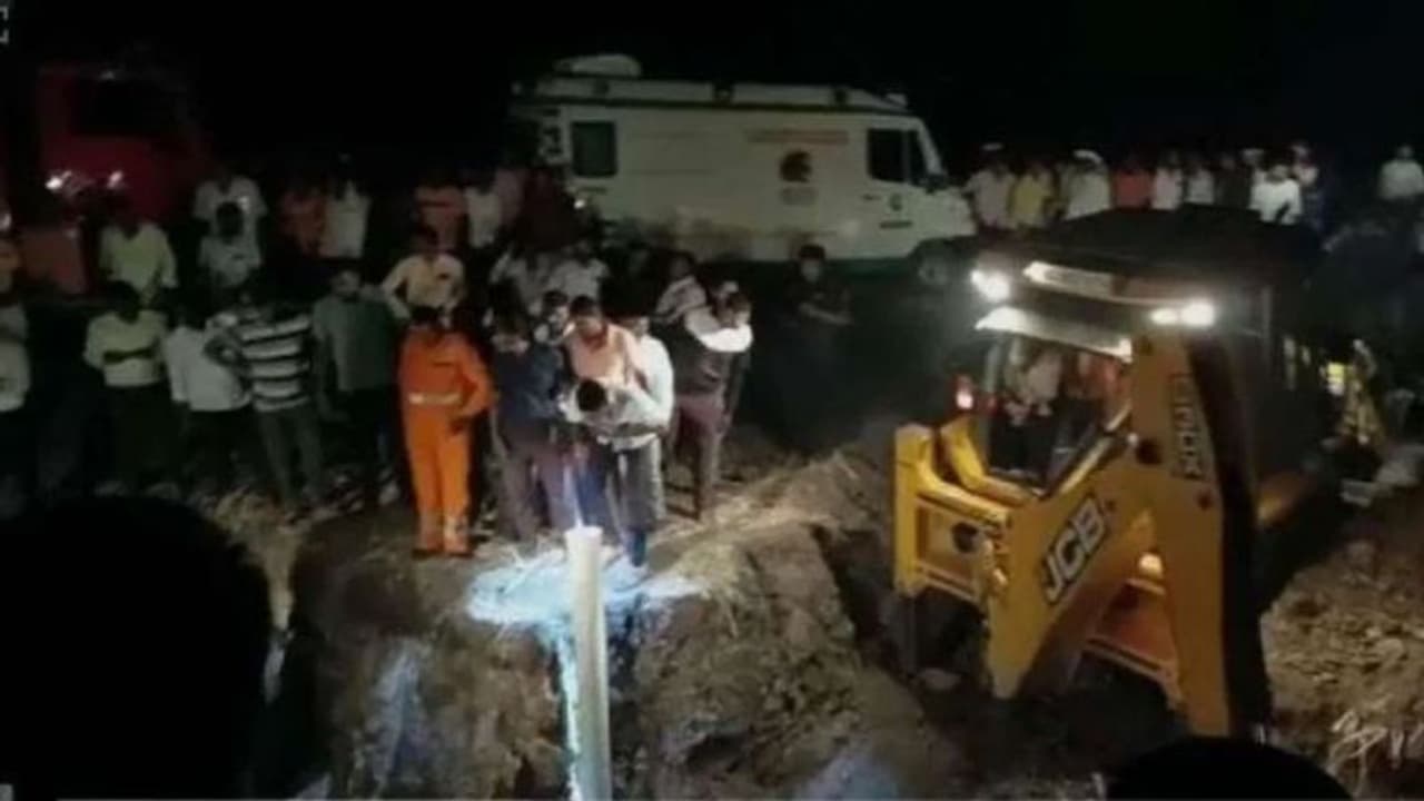 ಕೊಳವೆ ಬಾವಿಗೆ ಬಿದ್ದ ಪುಟ್ಟ ಕಂದನ ರಕ್ಷಿಸಿದ SDRF, ಮಗುವಿಗೆ ತುರ್ತು ನಿಗಾ ಘಟಕದಲ್ಲಿ ಚಿಕಿತ್ಸೆ!