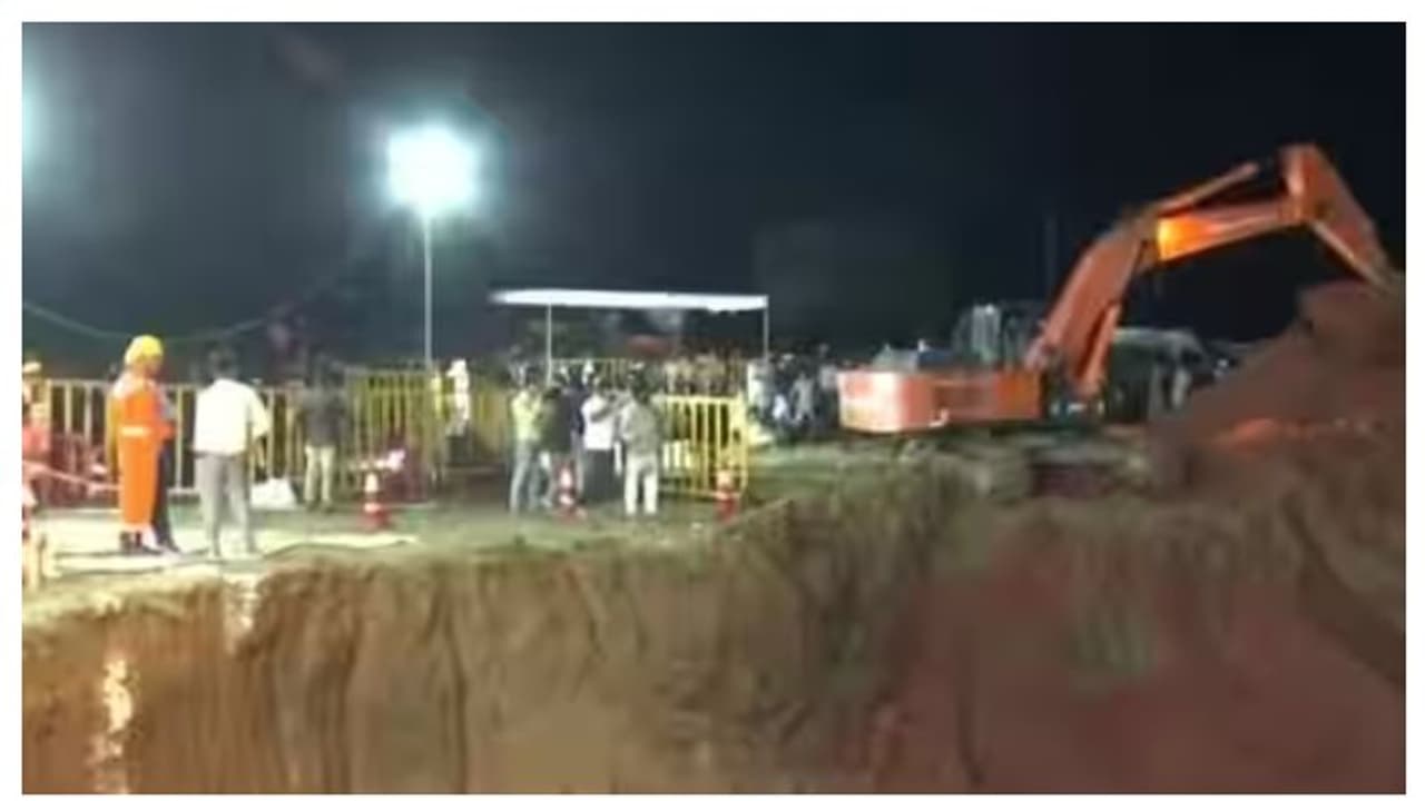 ഓക്സിജൻ നൽകുന്നുണ്ട്, ശബ്ദവും കേൾക്കുന്നുണ്ട്; കുഴൽകിണറിൽ വീണ എട്ടു വയസ്സുകാരനെ രക്ഷിക്കാനുള്ള ശ്രമം തുടരുന്നു ഓക്സിജൻ നൽകുന്നുണ്ട്, ശബ്ദവും കേൾക്കുന്നുണ്ട്; കുഴൽകിണറിൽ വീണ എട്ടു വയസ്സുകാരനെ രക്ഷിക്കാനുള്ള ശ്രമം തുടരുന്നു