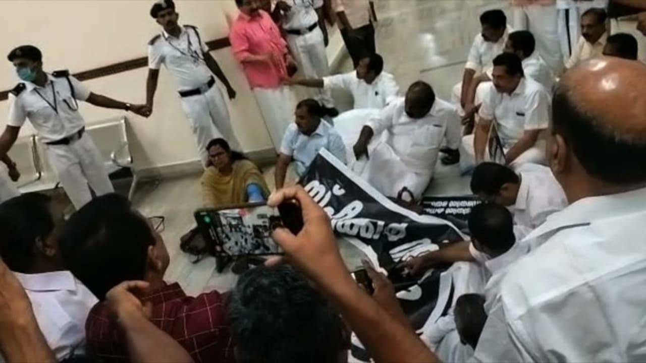 സ്പീക്കറുടെ ഓഫീസിന് മുന്നിൽ പ്രതിപക്ഷ പ്രതിഷേധം; തടഞ്ഞ് വാച്ച് ആന്റ് വാർഡ്, നിലയുറപ്പിച്ച് ഭരണപക്ഷവും സ്പീക്കറുടെ ഓഫീസിന് മുന്നിൽ പ്രതിപക്ഷ പ്രതിഷേധം; തടഞ്ഞ് വാച്ച് ആന്റ് വാർഡ്, നിലയുറപ്പിച്ച് ഭരണപക്ഷവും