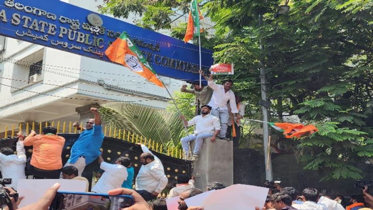 టీఎస్పీఎస్సీ ముట్టడి.. బీజేవైఎం నేతలపై పోలీసు కేసు నమోదు.. టీఎస్పీఎస్సీ ముట్టడి.. బీజేవైఎం నేతలపై పోలీసు కేసు నమోదు..