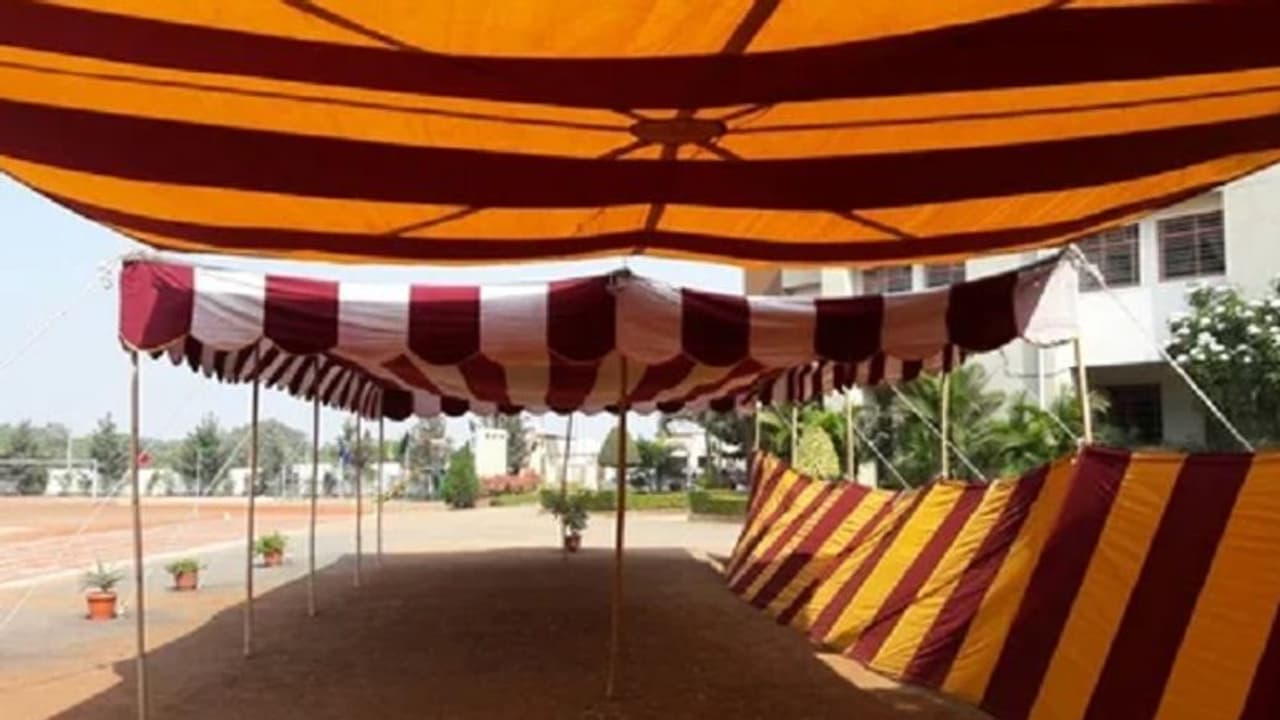 ಬಳ್ಳಾರಿ: ಭಾರೀ ಗಾಳಿಗೆ ಕಿತ್ತು ಬಿದ್ದ ಬಾಡೂಟದ ಪೆಂಡಾಲ್, ಎದ್ನೋ ಬಿದ್ನೋ ಓಡಿದ ಜನ..! ಬಳ್ಳಾರಿ: ಭಾರೀ ಗಾಳಿಗೆ ಕಿತ್ತು ಬಿದ್ದ ಬಾಡೂಟದ ಪೆಂಡಾಲ್, ಎದ್ನೋ ಬಿದ್ನೋ ಓಡಿದ ಜನ..!