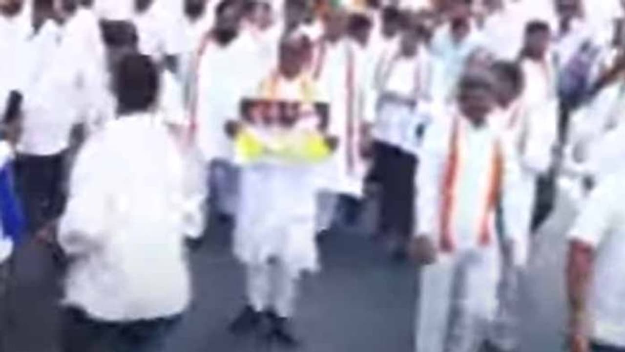 రాజ్ భవన్ ముట్టడికి కాంగ్రెస్ : సీఎల్పీ నేత భట్టి సహా పలువురి అరెస్ట్ రాజ్ భవన్ ముట్టడికి కాంగ్రెస్ : సీఎల్పీ నేత భట్టి సహా పలువురి అరెస్ట్