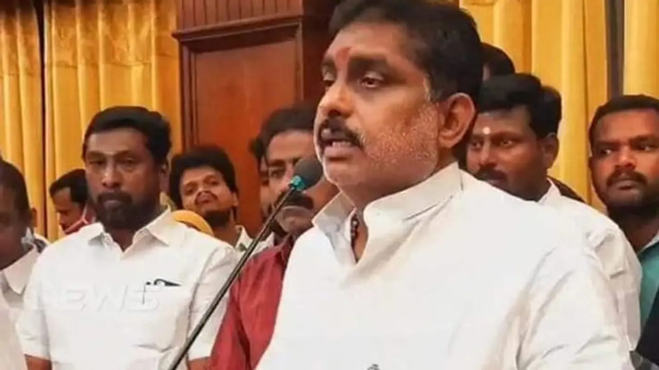 மீண்டும் மிரட்ட தொடங்கிய வைரஸ் காய்ச்சல்.. பள்ளிகளுக்கு 10 நாட்கள் விடுமுறை..!