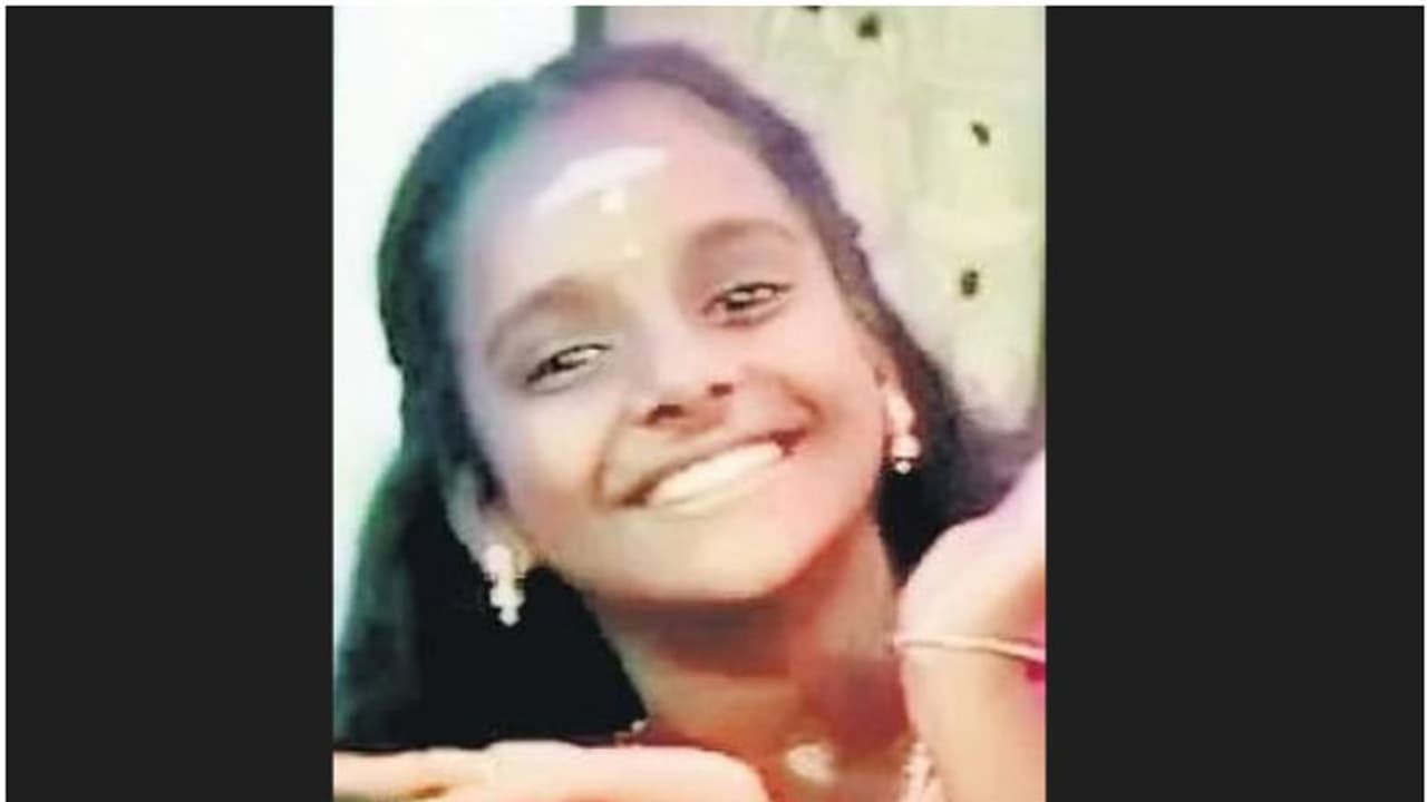 ക്ഷേത്രോത്സവത്തിനിടെ രഥത്തിൽ ഘടിപ്പിച്ച ജനറേറ്ററിൽ മുടി കുടുങ്ങി; 13കാരിക്ക് ദാരുണാന്ത്യം ക്ഷേത്രോത്സവത്തിനിടെ രഥത്തിൽ ഘടിപ്പിച്ച ജനറേറ്ററിൽ മുടി കുടുങ്ങി; 13കാരിക്ക് ദാരുണാന്ത്യം