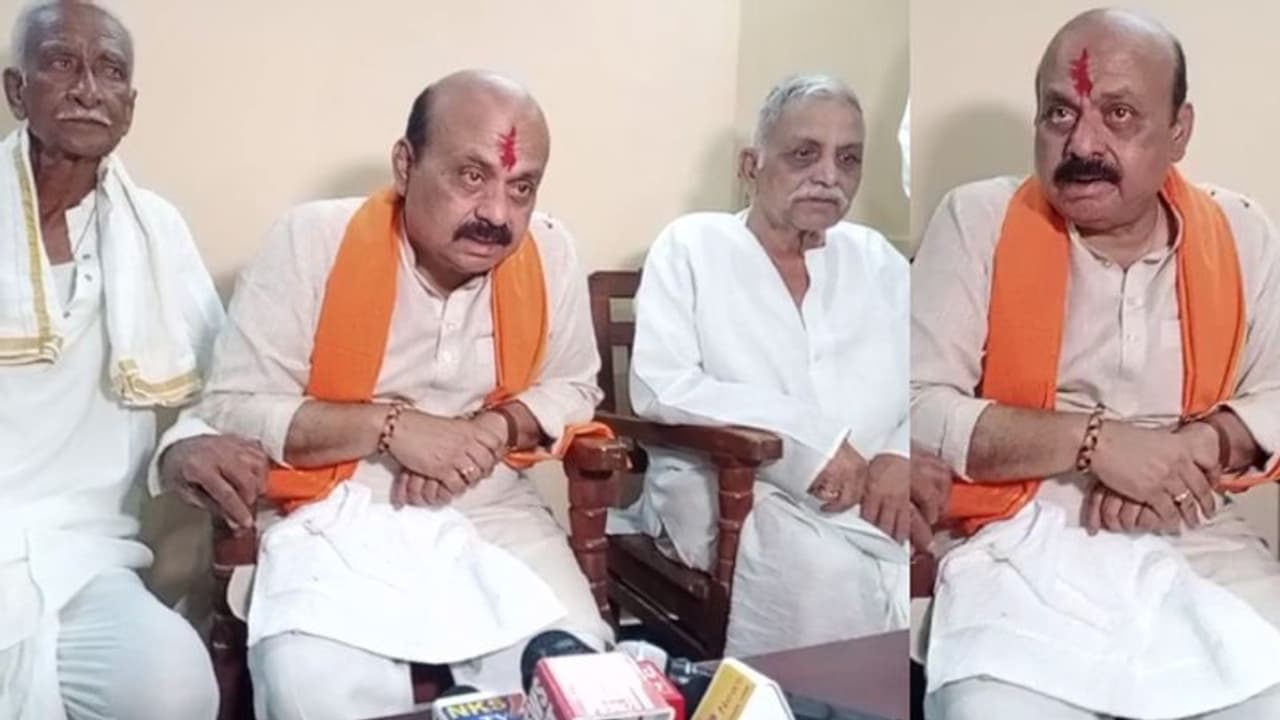 ಹುಟ್ಟಿದ ಮನೆ, ಬಾಲ್ಯ ಸ್ನೇಹಿತರನ್ನು ಕಂಡು ಕಣ್ಣೀರಿಟ್ಟ ಸಿಎಂ ಬಸವರಾಜ ಬೊಮ್ಮಾಯಿ ಹುಟ್ಟಿದ ಮನೆ, ಬಾಲ್ಯ ಸ್ನೇಹಿತರನ್ನು ಕಂಡು ಕಣ್ಣೀರಿಟ್ಟ ಸಿಎಂ ಬಸವರಾಜ ಬೊಮ್ಮಾಯಿ