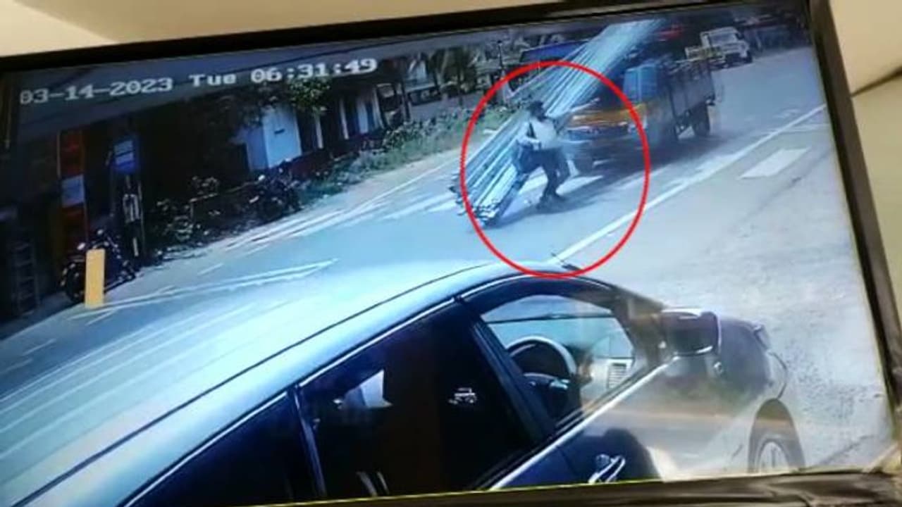 റോഡ് മുറിച്ച് കടക്കുന്നതിനിടെ സ്റ്റീൽ കമ്പികൾ തെറിച്ച് വീണു, യുവാവ് രക്ഷപ്പെട്ടത് അത്ഭുതകരമായി റോഡ് മുറിച്ച് കടക്കുന്നതിനിടെ സ്റ്റീൽ കമ്പികൾ തെറിച്ച് വീണു, യുവാവ് രക്ഷപ്പെട്ടത് അത്ഭുതകരമായി