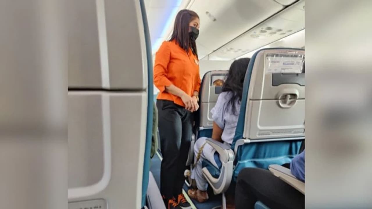 എയര് ഹോസ്റ്റസുമാര്ക്ക് 'ഹീല്സ്' ഇല്ല, ഷര്ട്ടും പാന്റ്സും വേഷം; കമ്പനിക്ക് അഭിനന്ദനപ്രവാഹം എയര് ഹോസ്റ്റസുമാര്ക്ക് 'ഹീല്സ്' ഇല്ല, ഷര്ട്ടും പാന്റ്സും വേഷം; കമ്പനിക്ക് അഭിനന്ദനപ്രവാഹം