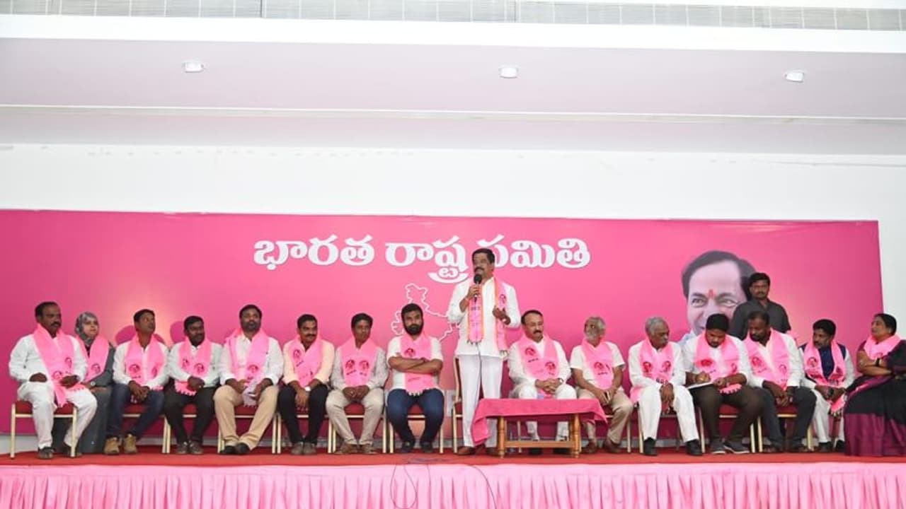 స్టీల్ ఫ్యాక్టరీని మోడీ అమ్మేసినా.. టీడీపీ, వైసీపీ నోరెత్తలేవు , ఏపీలో ఇదేం చిత్రమో : ప్రశాంత్ రెడ్డి వ్యాఖ్యల స్టీల్ ఫ్యాక్టరీని మోడీ అమ్మేసినా.. టీడీపీ, వైసీపీ నోరెత్తలేవు , ఏపీలో ఇదేం చిత్రమో : ప్రశాంత్ రెడ్డి వ్యాఖ్యల