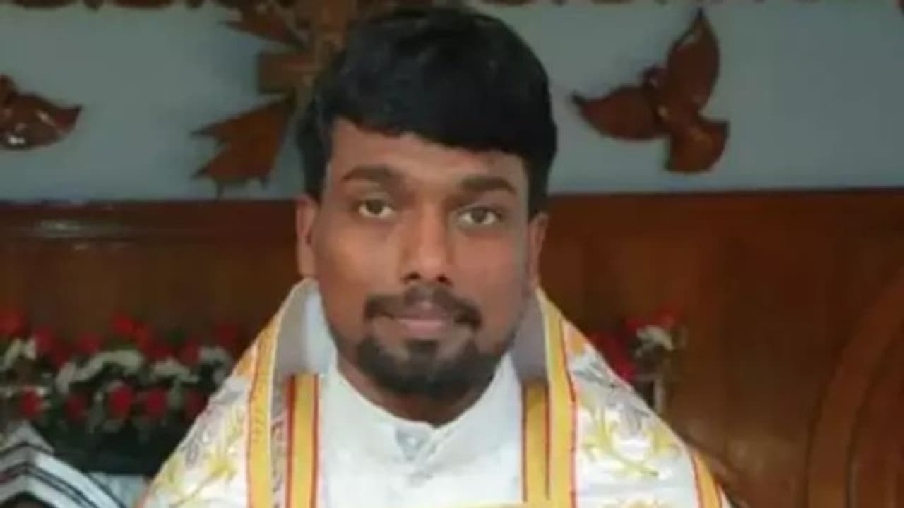 தேவாலயத்துக்கு வரும் இளம்பெண்களிடம் சில்மிஷம் செய்த பாதிரியார்… வீடியோக்கள் வெளியானதால் பரபரப்பு!! தேவாலயத்துக்கு வரும் இளம்பெண்களிடம் சில்மிஷம் செய்த பாதிரியார்… வீடியோக்கள் வெளியானதால் பரபரப்பு!!