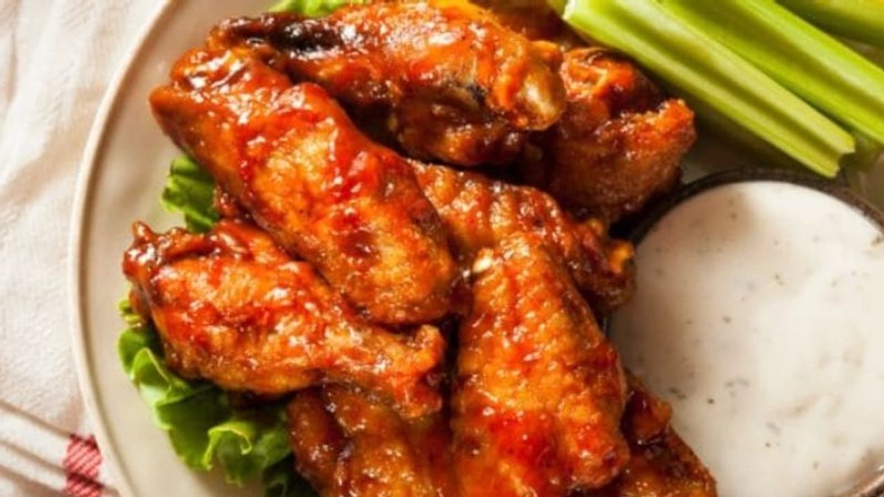 'ചിക്കൻ വിംഗ്സ്' ഓര്ഡര് ചെയ്തു, കിട്ടിയത് വേറൊന്ന്; റെസ്റ്റോറന്റിനെതിരെ കേസ് നല്കി ഉപഭോക്താവ് 'ചിക്കൻ വിംഗ്സ്' ഓര്ഡര് ചെയ്തു, കിട്ടിയത് വേറൊന്ന്; റെസ്റ്റോറന്റിനെതിരെ കേസ് നല്കി ഉപഭോക്താവ്