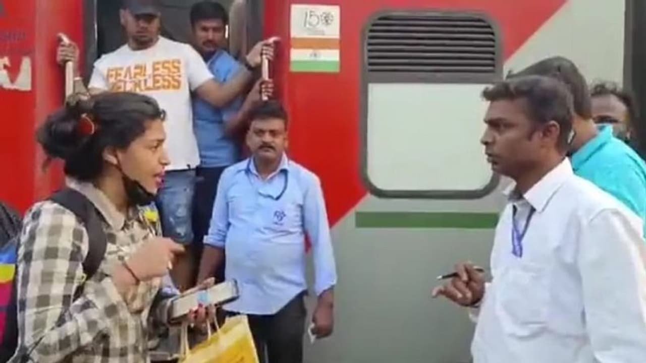 ಬೆಂಗಳೂರು: ಯುವತಿ ಜೊತೆ ಟಿಕೆಟ್ ಕಲೆಕ್ಟರ್ ದುರ್ವತನೆ..! ಬೆಂಗಳೂರು: ಯುವತಿ ಜೊತೆ ಟಿಕೆಟ್ ಕಲೆಕ್ಟರ್ ದುರ್ವತನೆ..!