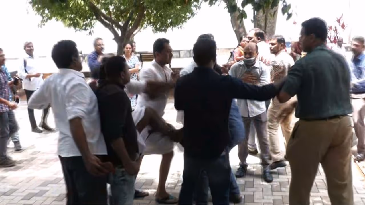 കൊച്ചിയിൽ 'സമരത്തല്ല്': കോർപറേഷൻ സെക്രട്ടറിയടക്കം മൂന്ന് ജീവനക്കാരെ കോൺഗ്രസ് പ്രവർത്തകർ തല്ലിച്ചതച്ചു കൊച്ചിയിൽ 'സമരത്തല്ല്': കോർപറേഷൻ സെക്രട്ടറിയടക്കം മൂന്ന് ജീവനക്കാരെ കോൺഗ്രസ് പ്രവർത്തകർ തല്ലിച്ചതച്ചു