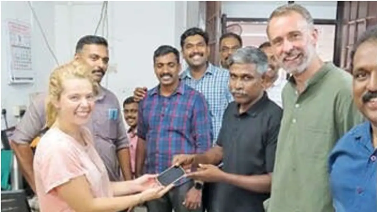 വിദേശ യുവതിയുടെ ഐ ഫോൺ നഷ്ടമായി, മൂന്ന് മണിക്കൂർ തിരച്ചിൽ, മൂന്നൂറോളം ഓട്ടോകളിൽ പരിശോധന; വീണ്ടെടുത്ത് പൊലീസ് വിദേശ യുവതിയുടെ ഐ ഫോൺ നഷ്ടമായി, മൂന്ന് മണിക്കൂർ തിരച്ചിൽ, മൂന്നൂറോളം ഓട്ടോകളിൽ പരിശോധന; വീണ്ടെടുത്ത് പൊലീസ്