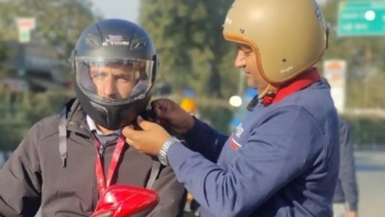 56,000 ஹெல்மெட்கள் வழங்கி 30 உயிர்களைக் காப்பாற்றிய இந்தியாவின் ஹெல்மெட் மேன்; யார் இவர்? 56,000 ஹெல்மெட்கள் வழங்கி 30 உயிர்களைக் காப்பாற்றிய இந்தியாவின் ஹெல்மெட் மேன்; யார் இவர்?