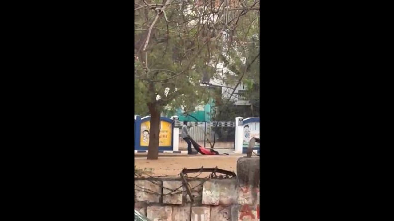 திருச்சியில் பேராசிரியரை கொடூரமாக தாக்கி தரதரவென இழுத்துச் சென்ற கொள்ளையன் கைது திருச்சியில் பேராசிரியரை கொடூரமாக தாக்கி தரதரவென இழுத்துச் சென்ற கொள்ளையன் கைது