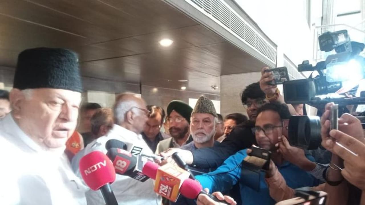 కశ్మీర్పై ప్రతిపక్ష నేతల భేటీ.. అసెంబ్లీ ఎన్నికలు నిర్వహించాలని ఈసీకి మెమోరాండం కశ్మీర్పై ప్రతిపక్ష నేతల భేటీ.. అసెంబ్లీ ఎన్నికలు నిర్వహించాలని ఈసీకి మెమోరాండం