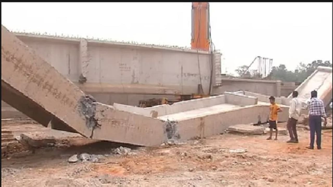 ನಿರ್ಮಾಣ ಹಂತದಲ್ಲಿದ್ದ ಸೇತುವೆ ದಿಢೀರ್ ಕುಸಿತ : ದೊಡ್ಡ ಅನಾಹುತದಿಂದ ಕಾರ್ಮಿಕರು ಜಸ್ಟ್ ಮಿಸ್‌..!