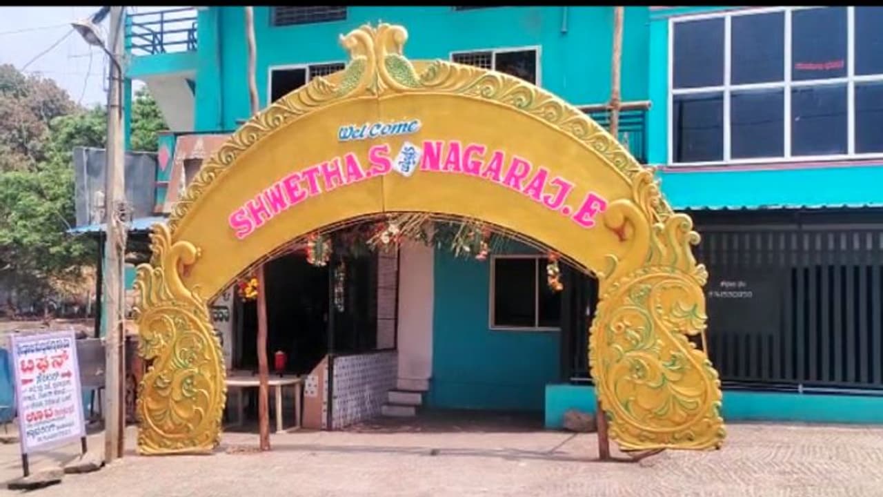 ಪ್ರಿಯತಮೆಯ ಮದುವೆಯಲ್ಲಿ ಕತ್ತು ಕೊಯ್ದುಕೊಂಡ ಮಾಜಿ ಪ್ರಿಯಕರ: ಮುರಿದು ಬಿದ್ದ ಮದುವೆ ಪ್ರಿಯತಮೆಯ ಮದುವೆಯಲ್ಲಿ ಕತ್ತು ಕೊಯ್ದುಕೊಂಡ ಮಾಜಿ ಪ್ರಿಯಕರ: ಮುರಿದು ಬಿದ್ದ ಮದುವೆ