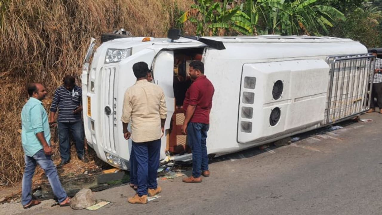 മൂന്നാർ കാണാനെത്തി മടങ്ങും വഴി ട്രാവലറിന്‍റെ ബ്രേക്ക് നഷ്ടപ്പെട്ടു, അപകടം; 22 പേർക്ക് പരിക്ക്
