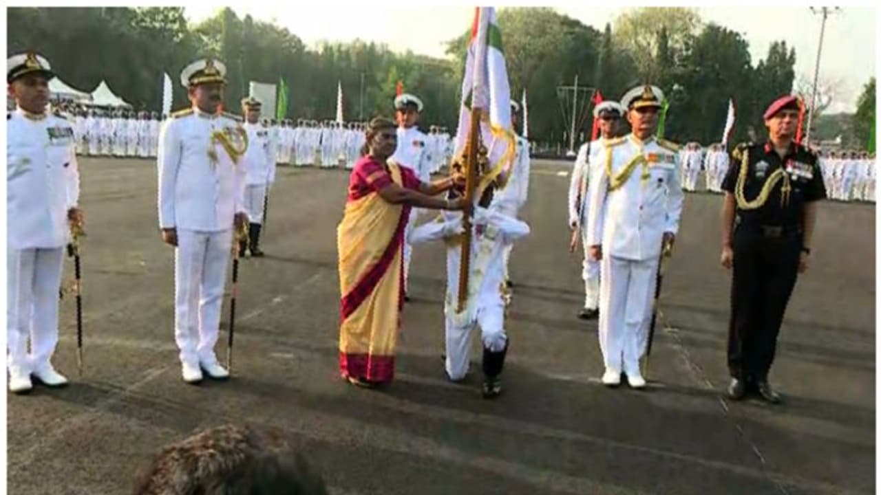 ஐஎன்எஸ் துரோணாச்சார்யாவிற்கு குடியரசுத் தலைவர் பதக்கம்.. வழங்கினார் குடியரசு தலைவர் திரௌபதி முர்மு!! ஐஎன்எஸ் துரோணாச்சார்யாவிற்கு குடியரசுத் தலைவர் பதக்கம்.. வழங்கினார் குடியரசு தலைவர் திரௌபதி முர்மு!!