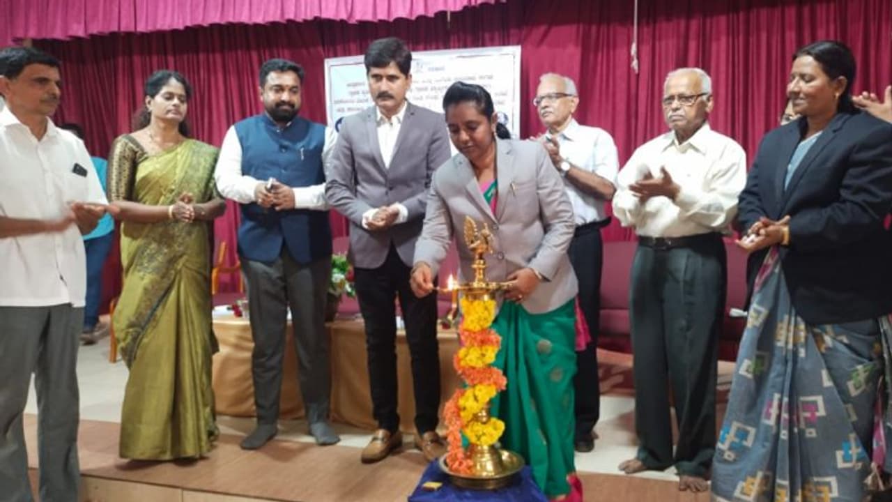 ಪ್ರತಿಯೊಬ್ಬರು ಗ್ರಾಹಕರ ಹಕ್ಕು ತಿಳಿದುಕೊಳ್ಳಬೇಕು: ನ್ಯಾಯಾಧೀಶೆ ಶರ್ಮಿಳಾ ಸಲಹೆ ಪ್ರತಿಯೊಬ್ಬರು ಗ್ರಾಹಕರ ಹಕ್ಕು ತಿಳಿದುಕೊಳ್ಳಬೇಕು: ನ್ಯಾಯಾಧೀಶೆ ಶರ್ಮಿಳಾ ಸಲಹೆ