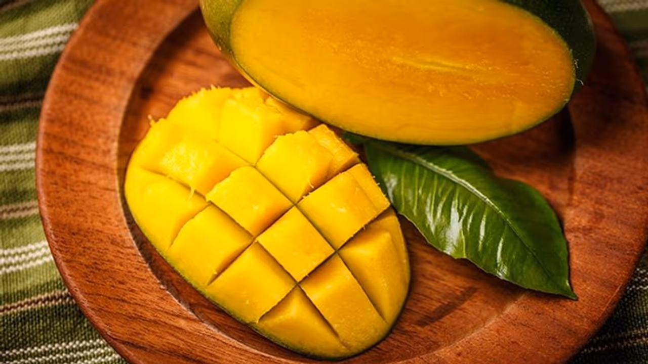 மாம்பழம் சாப்பிட்டால் பருக்கள் வரும்? உண்மையா? என்னன்னு தெரிஞ்சுக்கலாம் வாங்க..!! மாம்பழம் சாப்பிட்டால் பருக்கள் வரும்? உண்மையா? என்னன்னு தெரிஞ்சுக்கலாம் வாங்க..!!