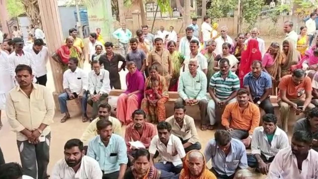 Yadgir: ಸರ್ಕಾರಿ ವೈದ್ಯೆಯ ನಿರ್ಲಕ್ಷ್ಯಕ್ಕೆ ನವಜಾತ ಶಿಶು ಸಾವು?: ವೈದ್ಯೆಯ ವಿರುದ್ಧ ಕುಟುಂಬಸ್ಥರ ಆಕ್ರೋಶ, ಪ್ರತಿಭಟನೆ Yadgir: ಸರ್ಕಾರಿ ವೈದ್ಯೆಯ ನಿರ್ಲಕ್ಷ್ಯಕ್ಕೆ ನವಜಾತ ಶಿಶು ಸಾವು?: ವೈದ್ಯೆಯ ವಿರುದ್ಧ ಕುಟುಂಬಸ್ಥರ ಆಕ್ರೋಶ, ಪ್ರತಿಭಟನೆ