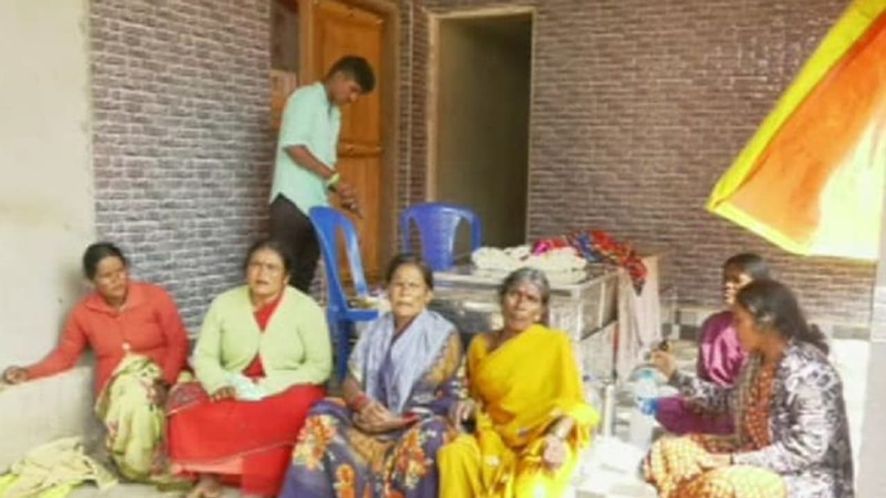 ಪ್ರೀತಿಸಿ ಮದುವೆಯಾದ 3ನೇ ದಿನಕ್ಕೆ ಪತ್ನಿಯ ಕೊಲೆ: ಪ್ರಿಯಕರನ ಮನೆ ಮುಂದೆ ಯುವತಿ ಶವವಿಟ್ಟು ಪೋಷಕರ ಪ್ರತಿಭಟನೆ ಪ್ರೀತಿಸಿ ಮದುವೆಯಾದ 3ನೇ ದಿನಕ್ಕೆ ಪತ್ನಿಯ ಕೊಲೆ: ಪ್ರಿಯಕರನ ಮನೆ ಮುಂದೆ ಯುವತಿ ಶವವಿಟ್ಟು ಪೋಷಕರ ಪ್ರತಿಭಟನೆ