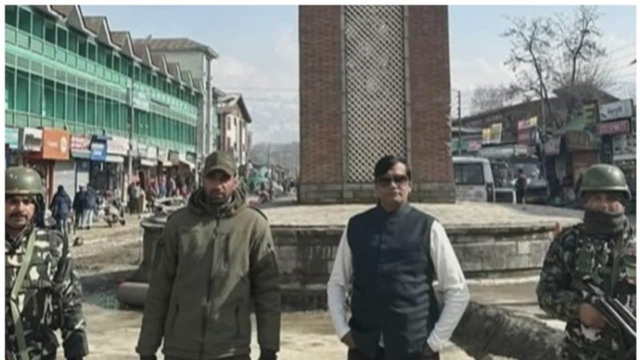 പിഎം ഓഫീസിലെ ഉദ്യോഗസ്ഥനായി ചമഞ്ഞു, കശ്മീരിൽ ലഭിച്ചത് ഇസഡ് പ്ലസ് സുരക്ഷ; ഗുജറാത്തുകാരന് ഒടുവില് കുടുങ്ങി പിഎം ഓഫീസിലെ ഉദ്യോഗസ്ഥനായി ചമഞ്ഞു, കശ്മീരിൽ ലഭിച്ചത് ഇസഡ് പ്ലസ് സുരക്ഷ; ഗുജറാത്തുകാരന് ഒടുവില് കുടുങ്ങി