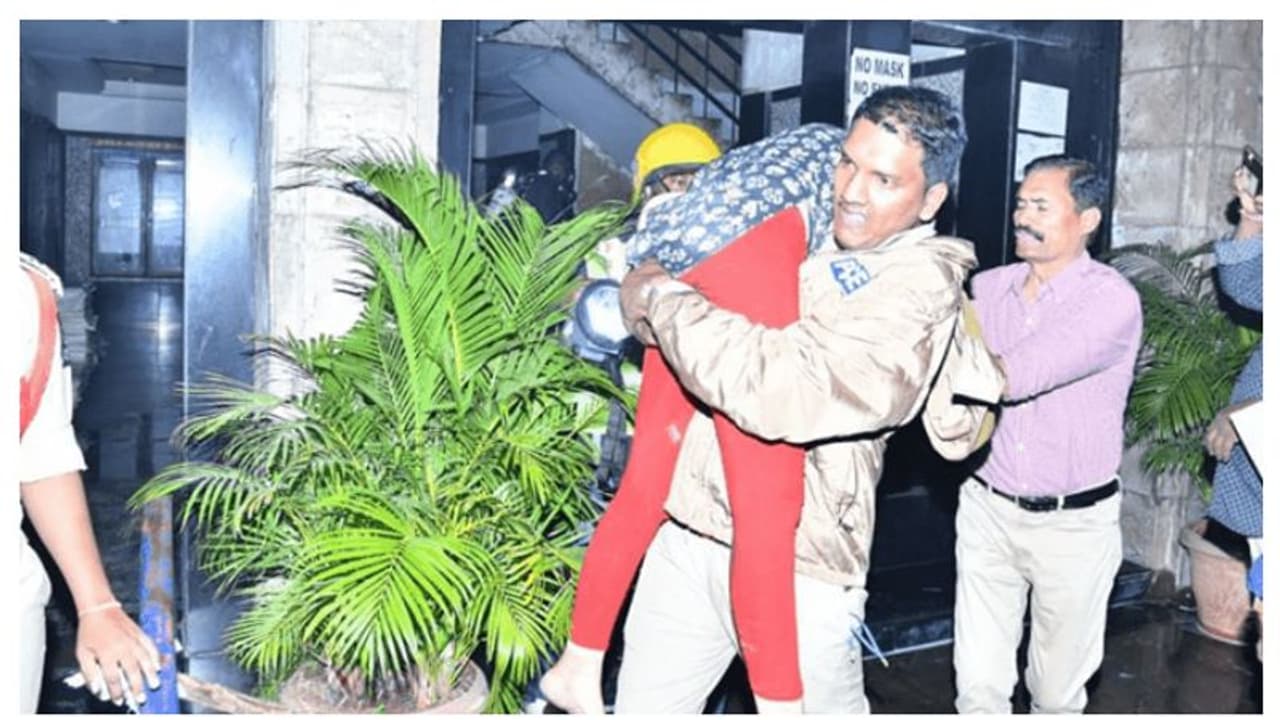 സെക്കന്തരാബാദിൽ കെട്ടിടത്തിന് തീപിടിച്ച് നാല് സ്ത്രീകളടക്കം ആറുപേർ മരിച്ചു സെക്കന്തരാബാദിൽ കെട്ടിടത്തിന് തീപിടിച്ച് നാല് സ്ത്രീകളടക്കം ആറുപേർ മരിച്ചു