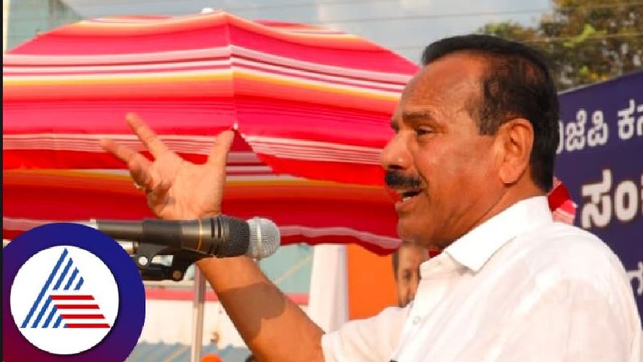 Vijayasankalpa yatre: ‘ಕೈ’ಯಿಂದ ಸೋಲೋ ಗ್ಯಾರಂಟಿ ಕಾರ್ಡ್ ಹಂಚಿಕೆ: ಡಿವಿ ಸದಾನಂದಗೌಡ Vijayasankalpa yatre: ‘ಕೈ’ಯಿಂದ ಸೋಲೋ ಗ್ಯಾರಂಟಿ ಕಾರ್ಡ್ ಹಂಚಿಕೆ: ಡಿವಿ ಸದಾನಂದಗೌಡ