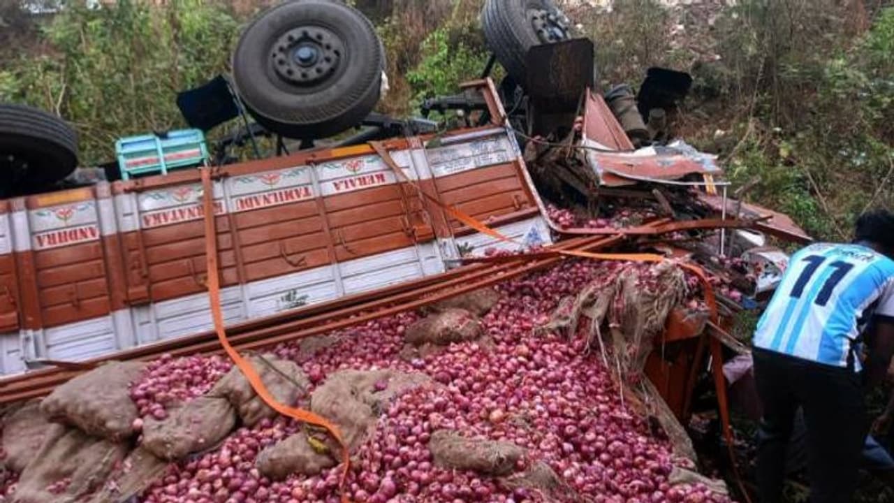 മലപ്പുറം വട്ടപ്പാറയിൽ ലോറി മറിഞ്ഞ് മൂന്ന് മരണം, ഈ മാസം ഇത് നാലാമത്തെ അപകടം മലപ്പുറം വട്ടപ്പാറയിൽ ലോറി മറിഞ്ഞ് മൂന്ന് മരണം, ഈ മാസം ഇത് നാലാമത്തെ അപകടം